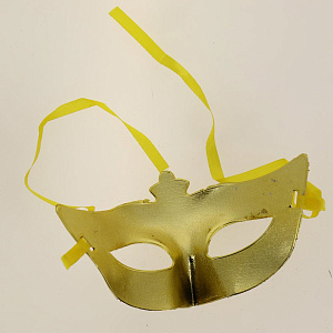 Маскарадная маска Золотая из пластика (полипропилен) с лентой для крепления на голове / 16х10х6,5см арт.80597 000000000001191307