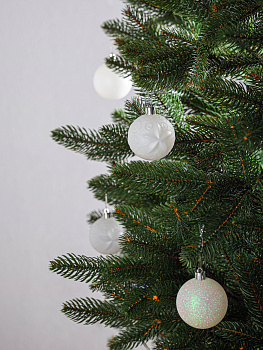 Набор украшений декоративных 25шт белый пластик (шар матовый+с рисунком 8см по 4шт,сосулька 15см-6шт,олень 13х14см-6шт,шишка 4,5х8,5см-4шт,бусы 360см) 000000000001208311