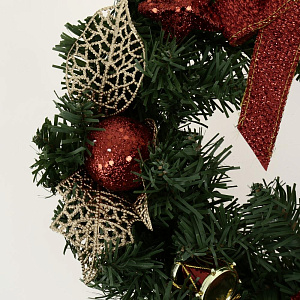 Украшение в виде елового венка с красными цветами, еловыми шишками, ягодами, листочками, ветками и лентами Диаметр 30 см. Арт. Mdr-W19-018 000000000001202627