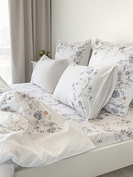 Комплект постельного бельяСемейный(пододеяльник145x210см,простыня230x260см,наволочки50х70-1шт/70х70-1шт)DE'NASTIA FLOWERSбелый/синий сатин-твил хлопок 000000000001229609