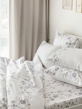 Комплект постельного бельяСемейный(пододеяльник145x210см,простыня230x260см,наволочки50х70-1шт/70х70-1шт)DE'NASTIA FLOWERSбелый/синий сатин-твил хлопок 000000000001229609