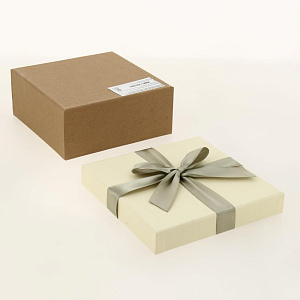 Коробка 17x17x7см подарочная с бантом Лен слоновая кость/орех/бежевая лента 000000000001205110