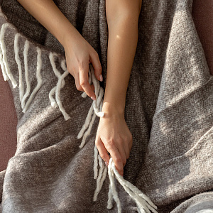 Плед 150x200см DE'NASTIA под мохер Белая бахрома серый акрил 000000000001222316