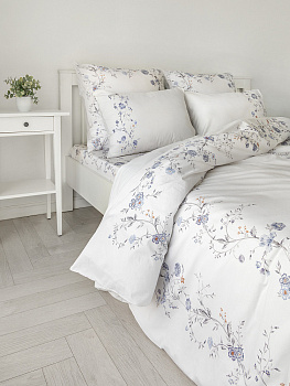 Комплект постельного бельяСемейный(пододеяльник145x210см,простыня230x260см,наволочки50х70-1шт/70х70-1шт)DE'NASTIA FLOWERSбелый/синий сатин-твил хлопок 000000000001229609