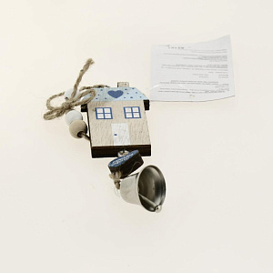 Новогоднее подвесное украшение Домик из древесины тополя с колокольчиком из черного металла 12,5x0,6x3,6см 82161 000000000001201801