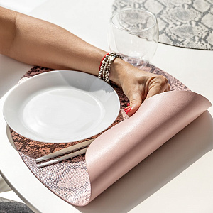 Салфетка сервировочная 45х32см DE'NASTIA Питон овал розовый искусственная кожа ПВХ 000000000001214111