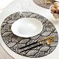 Салфетка сервировочная 45х32см DE'NASTIA Питон овал черный искусственная кожа ПВХ