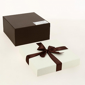 Коробка подарочная с бантом РОМБ-крупный 190x190x90мм слоновая кость/шоколадный квадрат бумага тисненая/шоколадная лента 3139 Д10103К.172.2 000000000001205116
