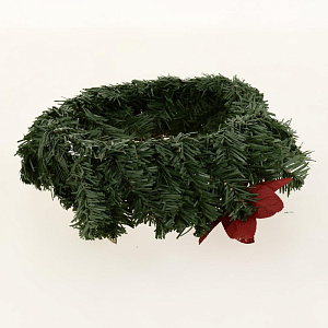 Украшение в виде елового венка с красными цветами, еловыми шишками, ягодами, листочками, ветками и лентами Диаметр 30 см. Арт. Mdr-W19-018 000000000001202627