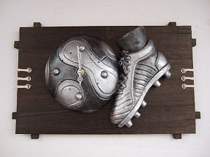 Настенные часы (кварцевые, без батарейки), на деревянной основе (древесина - фирмиана платанолистная) декорированы  гипсом 41х26см 1 000000000001195743