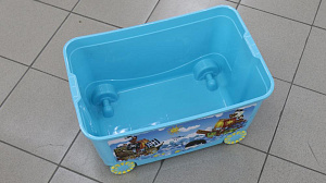 Ящик для игрушек 580х390х335мм ПЛАСТИШКА на колесах с аппликацией голубой полипропилен 000000000001171449