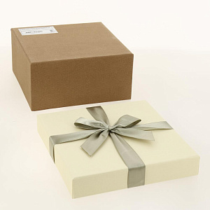 Коробка 19x19x9см подарочгая с бантом Лен слоновая кость/орех/бежевая лента 000000000001205109