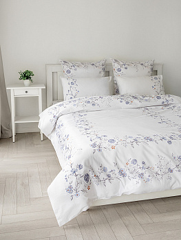 Комплект постельного бельяСемейный(пододеяльник145x210см,простыня230x260см,наволочки50х70-1шт/70х70-1шт)DE'NASTIA FLOWERSбелый/синий сатин-твил хлопок 000000000001229609