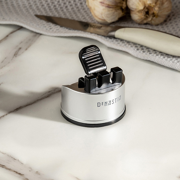 Точилка для ножей 6x6x6,5см DE'NASTIA с вакуумным креплением двухэтапная заточка черный вольфрамовая сталь/керамика/полипропилен 000000000001225976