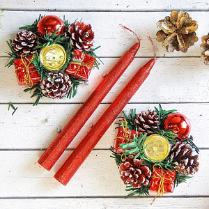 Набор свечей 4шт 4х13х17см Красные шишки и подарки с подсвечником 000000000001209794
