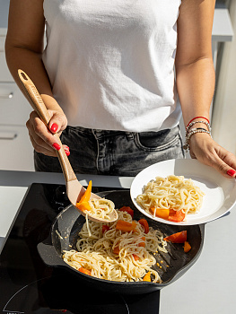 Ложка с прорезями 33x6,2x1,6см DE'NASTIA деревянная ручка бежевый силикон 000000000001213958