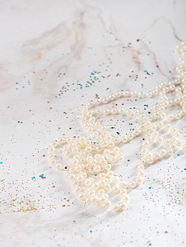 Набор украшений декоративных 25шт белый пластик (шар матовый+с рисунком 8см по 4шт,сосулька 15см-6шт,олень 13х14см-6шт,шишка 4,5х8,5см-4шт,бусы 360см) 000000000001208311