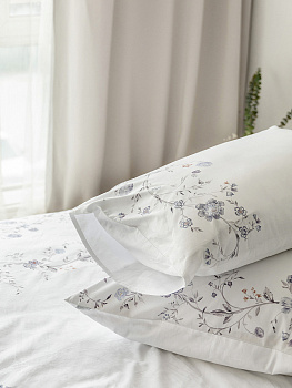 Комплект постельного бельяСемейный(пододеяльник145x210см,простыня230x260см,наволочки50х70-1шт/70х70-1шт)DE'NASTIA FLOWERSбелый/синий сатин-твил хлопок 000000000001229609