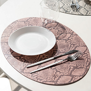 Салфетка сервировочная 45х32см DE'NASTIA Питон овал розовый искусственная кожа ПВХ 000000000001214111