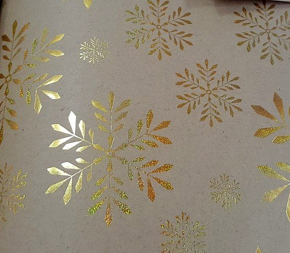 Крафт бумага Золотые снежинки в листах размером 100х70см, немелованная, с декоративным рисунком, плотность 60 г/м2, свернута в рулон 000000000001179929