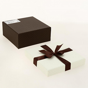 Коробка подарочная с бантом РОМБ-крупный 170x170x70мм слоновая кость/шоколадый квадрат бумага тисненая/шоколадная лента 3139 Д10103К.172.3 000000000001205117