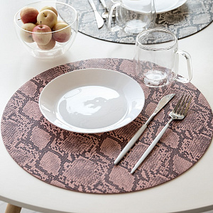 Салфетка сервировочная D38 DE'NASTIA Питон круг розовый искусственная кожа ПВХ 000000000001214109