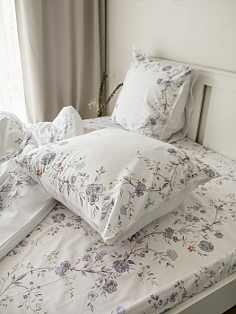 Комплект постельного бельяСемейный(пододеяльник145x210см,простыня230x260см,наволочки50х70-1шт/70х70-1шт)DE'NASTIA FLOWERSбелый/синий сатин-твил хлопок 000000000001229609