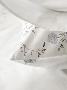 Комплект постельного бельяСемейный(пододеяльник145x210см,простыня230x260см,наволочки50х70-1шт/70х70-1шт)DE'NASTIA FLOWERSбелый/синий сатин-твил хлопок 000000000001229609