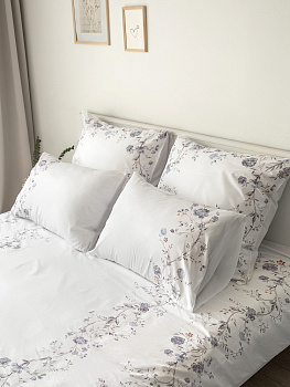 Комплект постельного бельяСемейный(пододеяльник145x210см,простыня230x260см,наволочки50х70-1шт/70х70-1шт)DE'NASTIA FLOWERSбелый/синий сатин-твил хлопок 000000000001229609