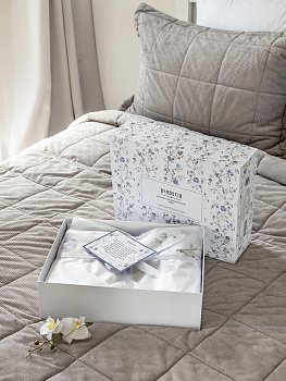 Комплект постельного бельяСемейный(пододеяльник145x210см,простыня230x260см,наволочки50х70-1шт/70х70-1шт)DE'NASTIA FLOWERSбелый/синий сатин-твил хлопок 000000000001229609