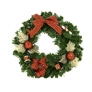 Украшение в виде елового венка с красными цветами, еловыми шишками, ягодами, листочками, ветками и лентами Диаметр 30 см. Арт. Mdr-W19-018 000000000001202627